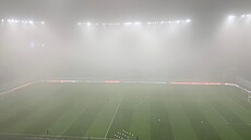 Pohled z horní galerie tribun na h�i�t� na stadionu v Craiov� hodinu a p�l p�ed...