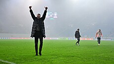 Sparanský trenér Brian Priske slaví s fanouky vítzství v Konferenní lize v...