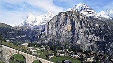 Mürren, �výcarská horská vesnice zav�ená na okraji skalní terasy, je p�ístupná...