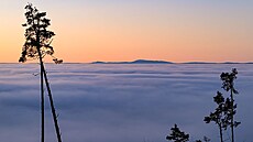 Vrcholy Boubín a Bobík (vlevo od n�j) t�sn� p�ed východem slunce.