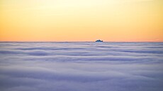 Dokonalou hladinu obla�nosti naru�ují jen výdechy z chladících v�í Temelína.