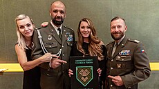 K�est nového kalendá�e, fotoreportérka Jarmila �tuková je zcela vlevo.