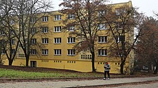 Propadající se a ji� prázdný bytový d�m v �idenicích �eká místo opravy...