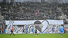 Choreo domácích fanou�k� Hradce Králové v zápase s Mladou Boleslaví.