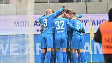 Hrái Mladé Boleslavi se radují po gólu Matyáe Vojty.