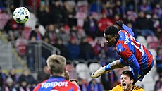 Úto�ník Plze� Rafiu Durosinmi b�hem zápasu proti Dukle Praha.