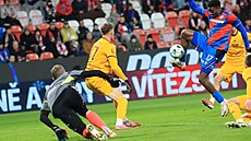 Útoník Plzn Rafiu Durosinmi stílí pes obránce Mariose Pourzitidise  ve 41....