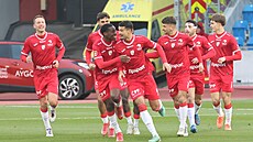 Fotbalisté Pardubic se radují z prvního gólu, který dali Baníku.