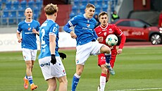 Ostravský zálo�ník Michal Kohút si zpracovává mí� p�ed pardubickým Samuelem...