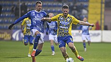 Obránce Zlína Antonín K�apka se sna�í udr�et mí� pod kontrolou, zatímco ho...