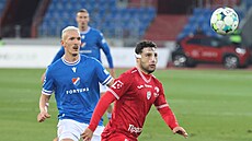 Ostravský Ji�í Boula a pardubický Giannis Botos sledují balon.