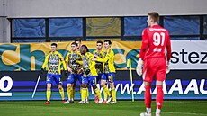 Radost fotbalist� Zlína po góle Stanleyho Kanua v utkání proti Olomouci.