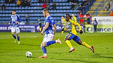 U balonu je Jan Král (Olomouc), kterého pronásleduje zlínský úto�ník Stanley...