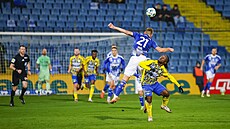 Jan Král (Olomouc) a Stanley Kanu ze Zlína v hlavi�kovém souboji.