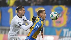 Milan Rundi (Slovácko) brání záloníka Teplic Matje Radostu.