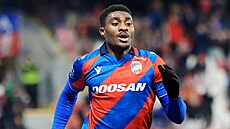 Rafiu Durosinmi (Plze�) slaví gól ve 41. minut� utkání proti Dukle Praha.