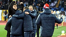 Pardubický trenér Jan Trousil se u stídaky raduje z tetího gólu svého...