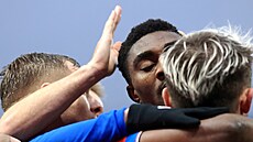 Rafiu Durosinmi slaví se svými spoluhrá�i z Plzn� gól v utkání proti Dukle...