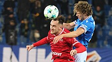 Úto�ník Pardubic Filip Vecheta v hlavi�kovém souboji s ostravským obráncem...