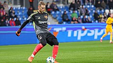 Branká� Dukly Praha Rihards Matrevics b�hem utkání proti Plzni.