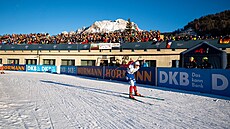 Lucie Charvátová p�íjí�dí na stadion v Hochfilzenu.