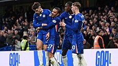 Malo Gusto (Chelsea) slaví se spoluhrá�i druhý gól proti Evertonu.