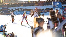 Markéta Davidová dojí�dí do cíle stíhacího závodu v  Hochfilzenu na 30. míst�.