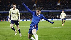 Alejandro Garnacho (Chelsea) u balonu v zápase s Evertonem.