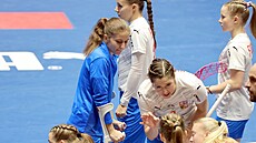 Zran�ná kapitánka �eských florbalistek Michaela Kube�ková (v modré bund�) ve...
