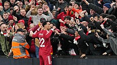 Hugo Ekitike z Liverpoolu slaví svj druhý gól proti Brightonu.