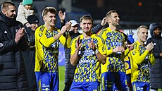 Hrá�i Zlína spolu s hv�zdou zápasu Stanislavem Petrutou oslavují s fanou�ky...