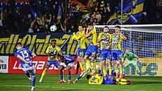 Obránce Olomouce Ji�í Sláma zahrává p�ímý kop proti Zlínu.