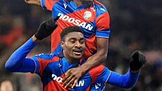 Rafiu Durosinmi se raduje po vst�eleném gólu v utkání s Duklou Praha.