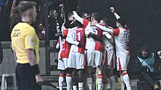 Hrái Slavie se radují po gólu Lukáe Provoda v 10. minut utkání proti...