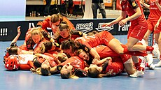 Radost �výcarských florbalistek z titulu mistry� sv�ta.