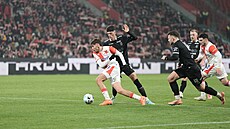 Mojmír Chytil (Slavia) u mí�e v zápase proti Jablonci.