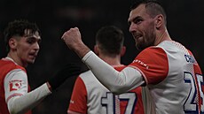 Tomá Chorý (Slavia) slaví se spoluhrái gól na 2:0 ve 38. minut proti...