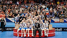 �eské florbalistky se st�íbrnými medailemi.