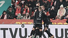 Hrái Jablonce se radují po gólu Nemanje Tekijakiho v utkání proti Slavii.