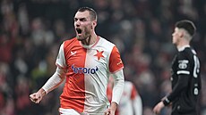 Tomá� Chorý prom��uje penaltu ve 38. minut� a vrací Slavii do vedení v zápase...