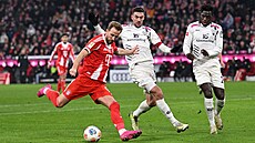 Harry Kane (Bayern Mnichov) st�ílí na branku, zatímco se ho sna�í bránit Stefan...