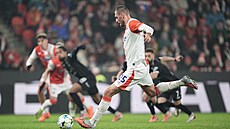 Tomá� Chorý zahrává pokutový kop v zápase proti Jablonci.