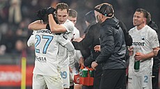 Raimonds Krollis v objetí s Azizem Kayondem po gólu na 1:0 proti Spart�.