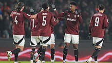 Hrá�i Sparty Praha se radují po vlastním gólu Angeho N�Guessan z Liberce.