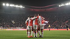 Fotbalisté Slavie spole�n� slaví gól proti Jablonci.