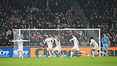 Luká Letenay se raduje se spoluhrái z Liberce po gólu na 2:1 v 79. minut...