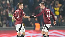 Jan Kuchta a Sivert Mannsverk po vyrovnávacím gólu na 2:2 v 85. minut� utkání...