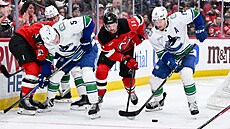 Úto�ník Vancouveru Brock Boeser s pukem na hokejce, brání ho Stefan Noesen z...