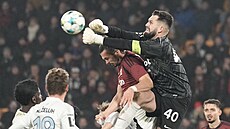 Branká� Liberce Tomá� Koubek zasahuje v zápase proti Spart�.