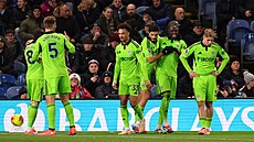 Obránce Fulhamu Calvin Bassey slaví se spoluhrá�i druhý gól svého týmu v utkání...